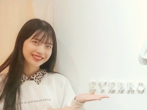 明るい店内でご案内するスタッフ