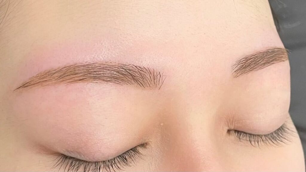 目を閉じた目元の写真。丸みのあるアーチ型に整え、眉メイクで仕上げた眉