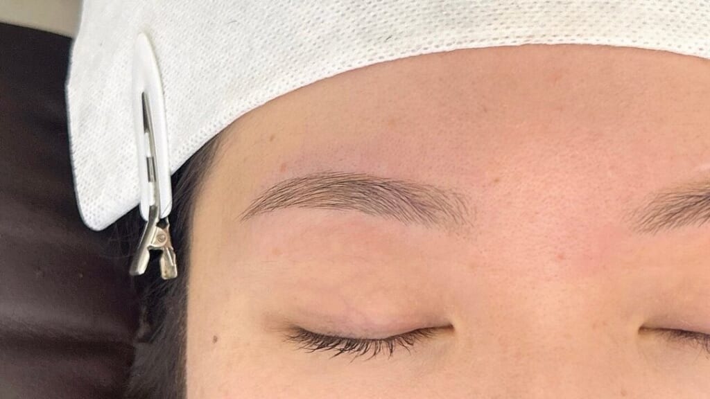 目を閉じた目元の写真。骨格に合わせて、眉尻にかけてすっきりと整えた眉