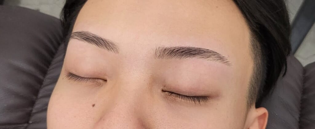 目を閉じた目元の写真。眉の下の産毛を残して太さを保った眉