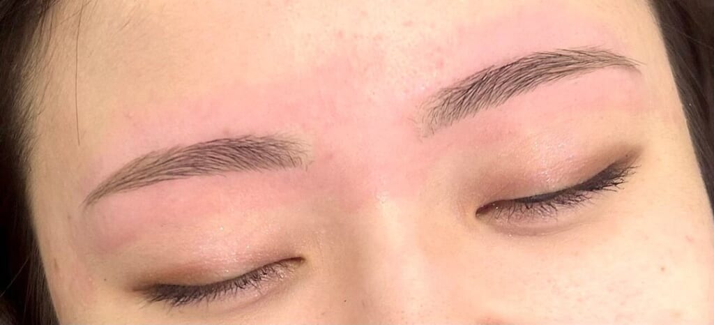 目を閉じた目元の写真。全体に丸みをつけたアーチ眉