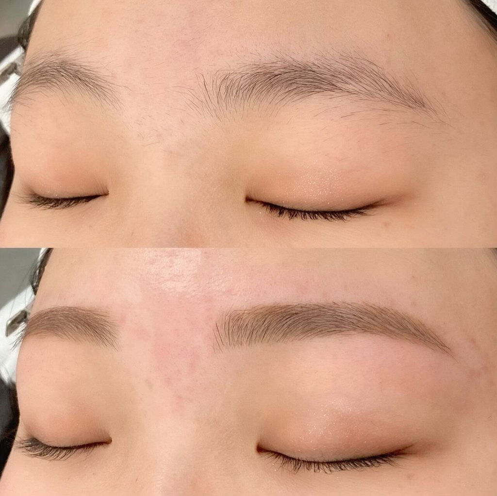目を閉じた目元を上下に並べた写真。上は毛が少なく形が分かりにくい眉、下は眉メイクで形を描いた眉