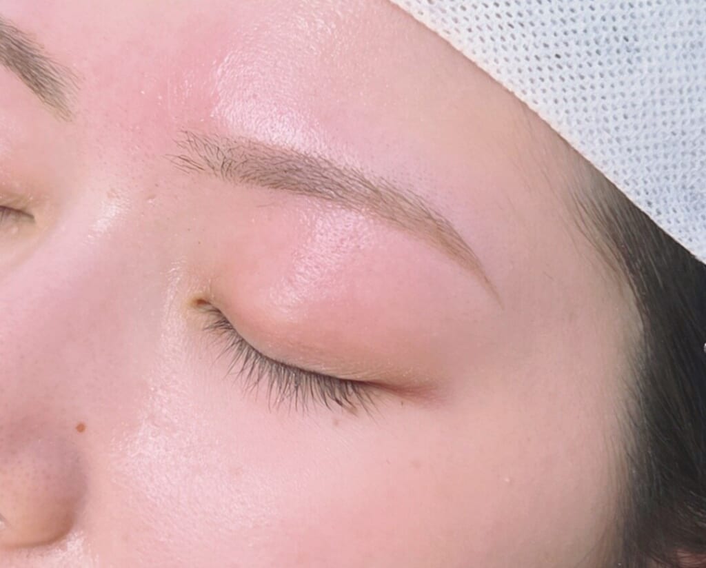 目を閉じた目元の写真。平行に近いラインに、ゆるやかな丸みをつけて整えた眉