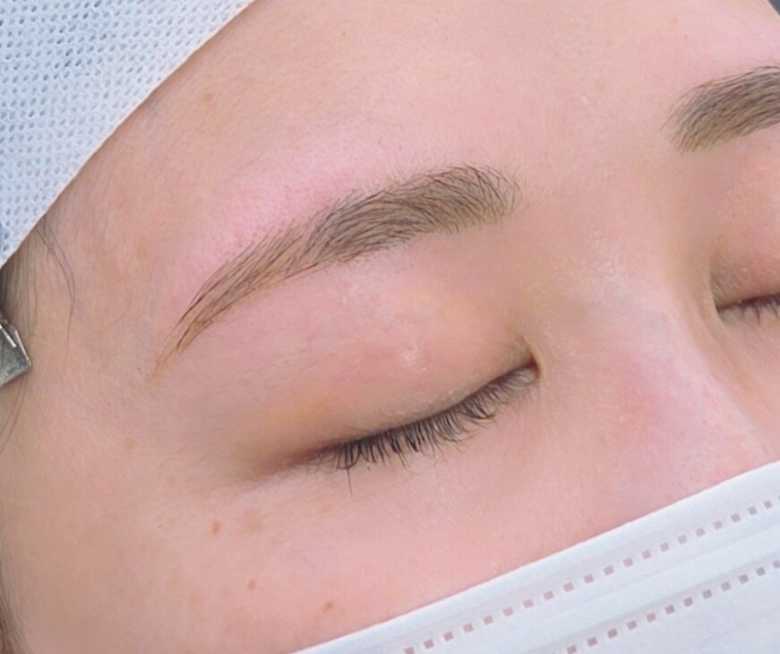 目を閉じた目元を斜めから撮った写真。眉頭から眉山までは平行に近く、眉尻にゆるやかなカーブをつけた平行アーチ眉