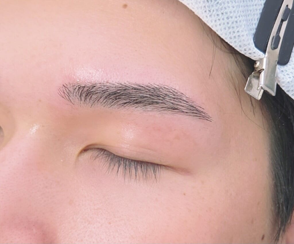 目を閉じた目元の写真。眉山を強調しすぎず、直線に近いラインに整えたストレート眉
