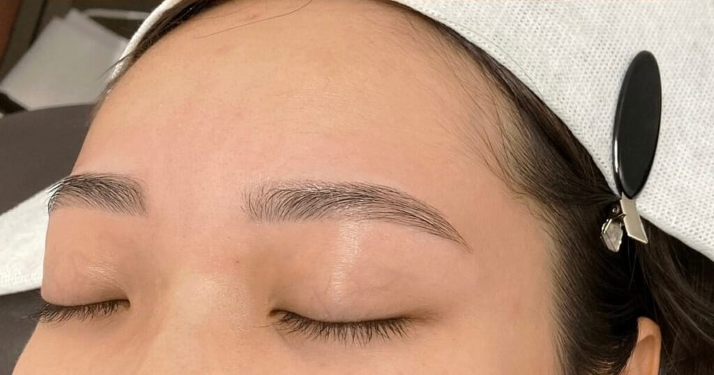 目を閉じた目元の写真。長さも整えて、自然な形に仕上げた眉
