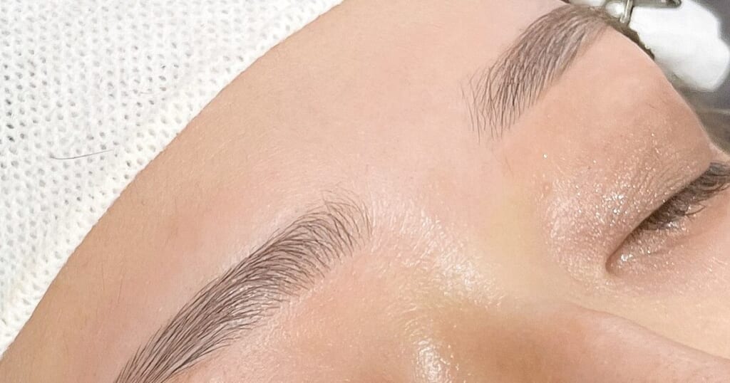 目を閉じた目元の写真。眉山にゆるやかな丸みをつけて整えた眉