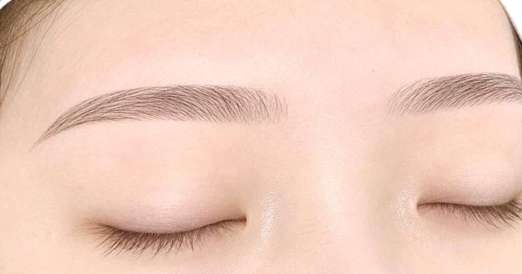 目を閉じた目元の写真。眉頭から眉尻まで横にまっすぐ整えた自然な平行眉