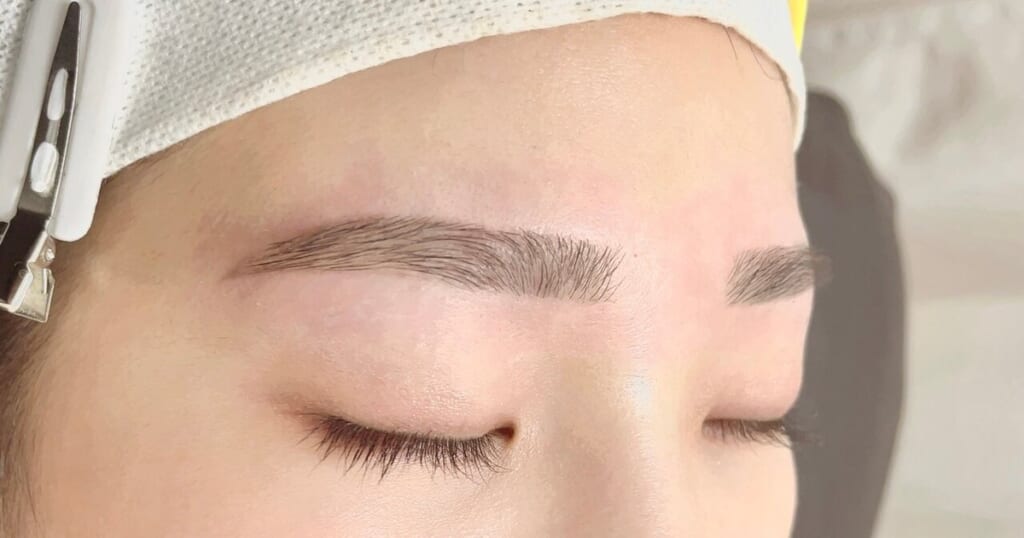 目を閉じた目元の写真。形を整え、毛流れが見えるように仕上げた眉