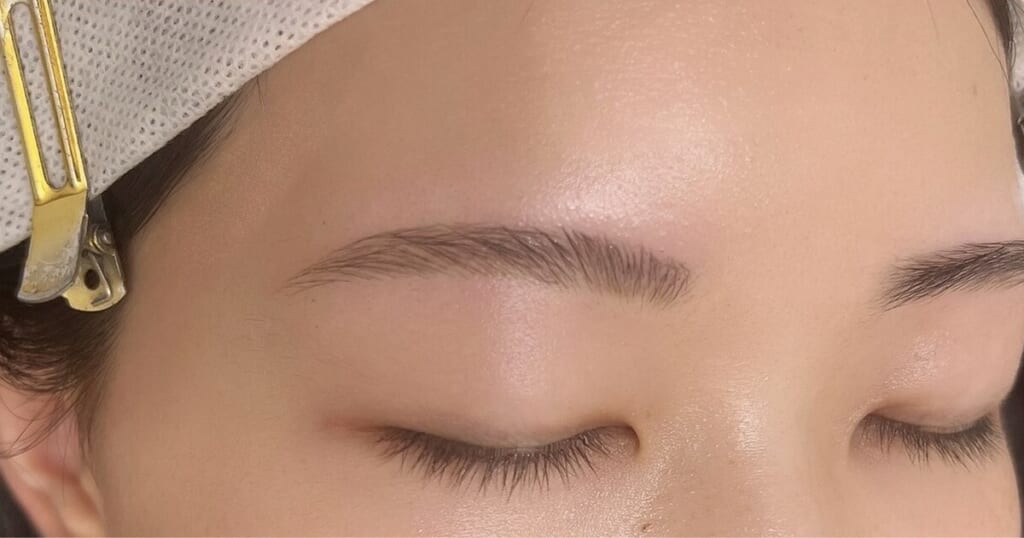目を閉じた目元のアップ。自眉を活かして整えた眉