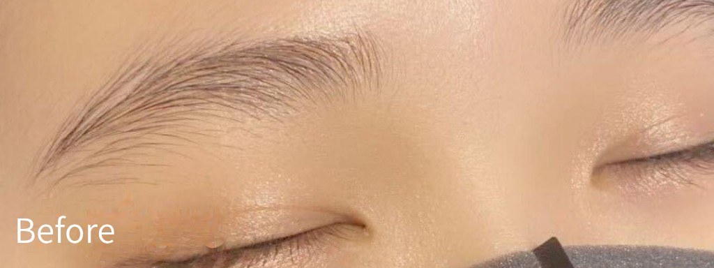 整える前の眉のアップ。細い毛が目立ち、形がぼんやりしている